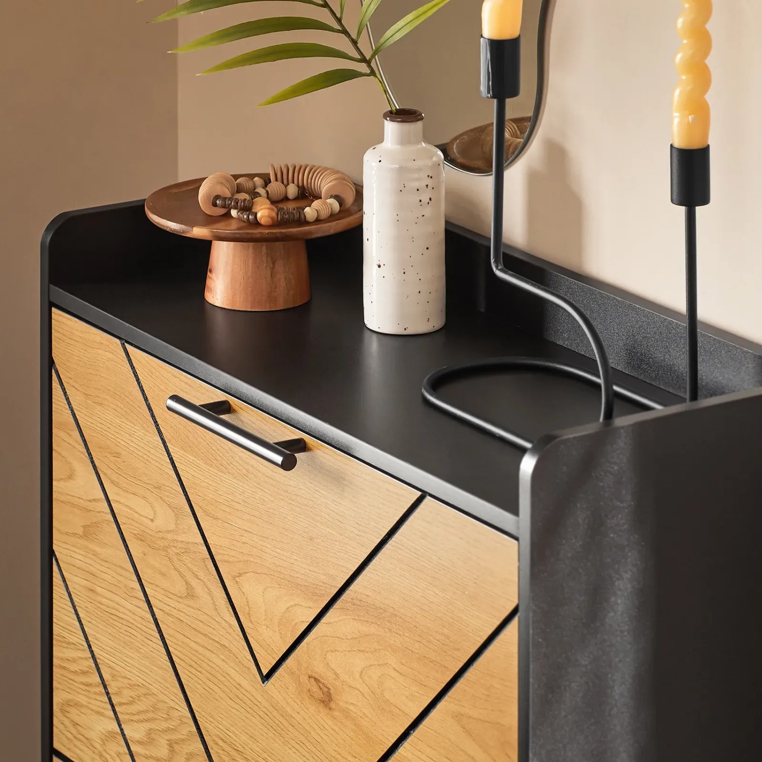 SoBuy Schuhschrank FSR164-SCH mit 3 Klappen, Holzdekor und schwarzen Akzenten.
