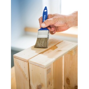 Hand lasiert Holzkiste mit LUX Flachpinsel Lasur 30mm. Pinsel mit blauem Griff.