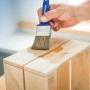 Hand lasiert Holzkiste mit LUX Flachpinsel Lasur 30mm. Pinsel mit blauem Griff.