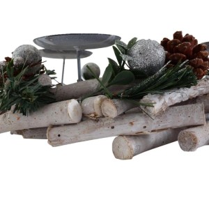 Adventskranz M12 in Silber-Optik mit Holzstäben, grüner Deko, Tannenzapfen, silbernen Kugeln und Kerzenhaltern.