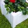 Weißer KHW Pflanzkasten klein mit Spalier und blühenden roten Rosen auf Rasen.