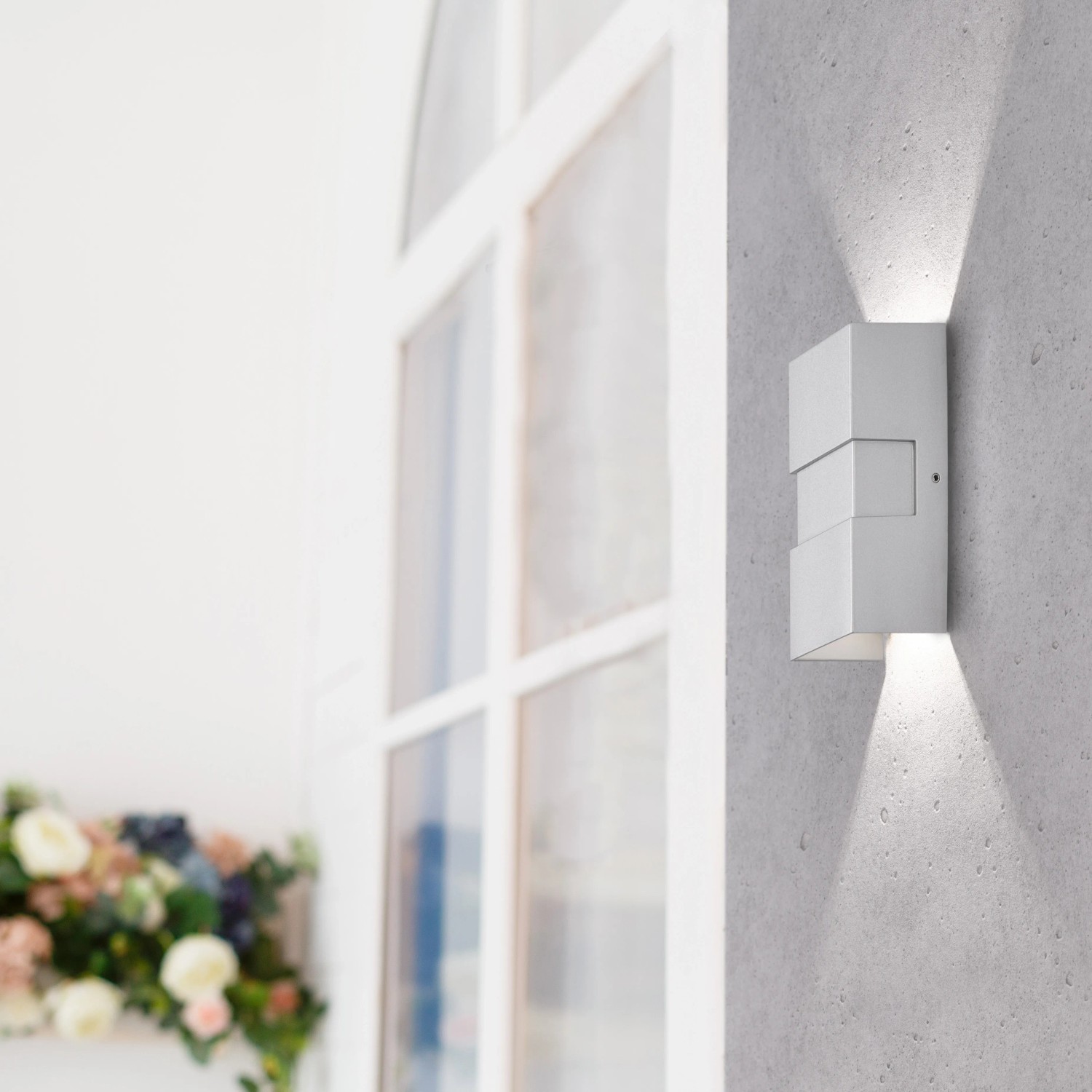 Moderne, silberne LED-Außenwandleuchte Oslo von Fischer & Honsel mit Up- & Down-Lichteffekt.