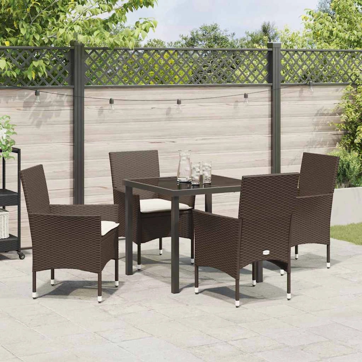 Braune 5-tlg. vidaXL Garten Essgruppe aus Polyrattan mit Tisch und Stühlen inklusive Kissen.