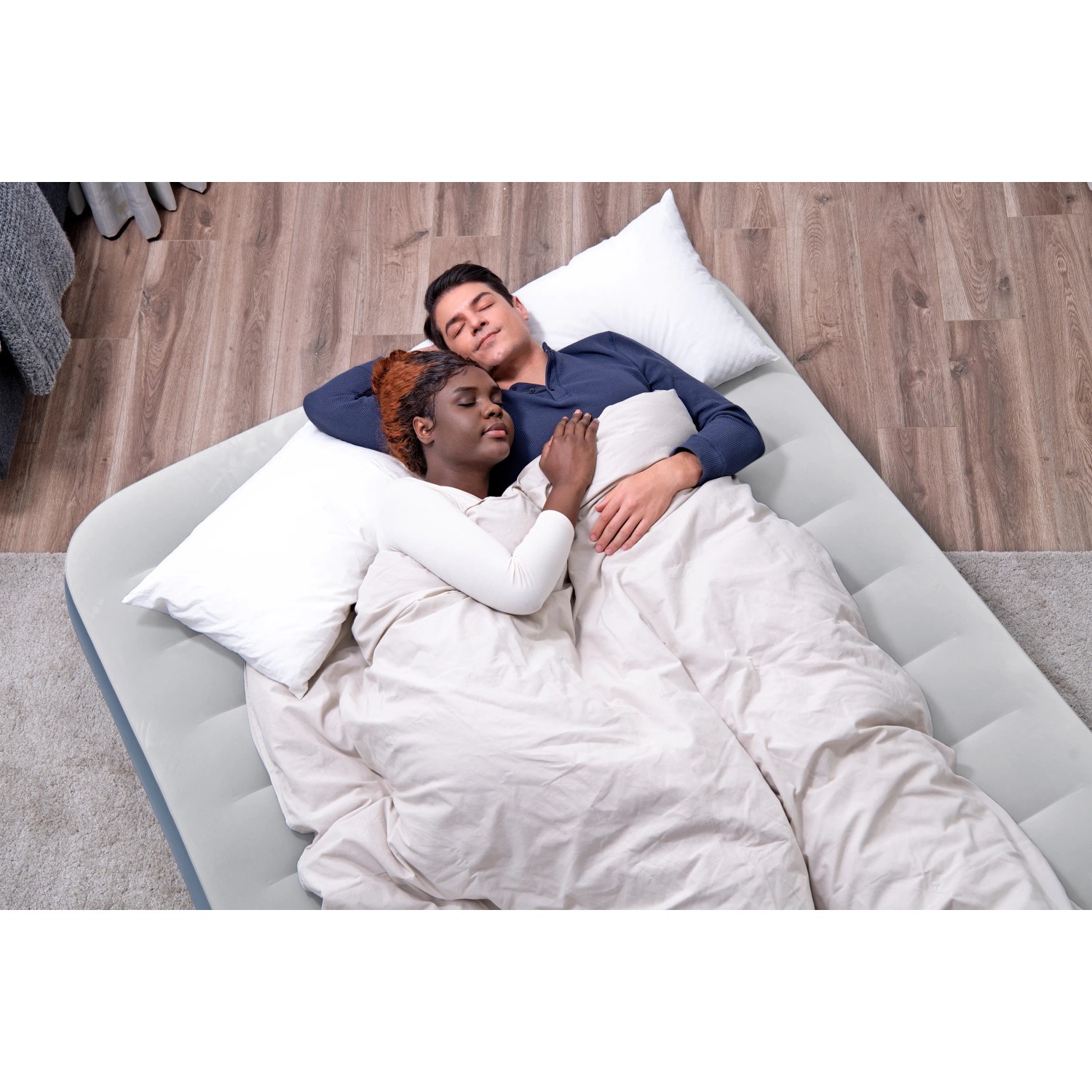 Doppelluftbett (204x152x36 cm) mit Elektropumpe, geeignet für Camping und Zuhause. Zwei Personen schlafen darauf.