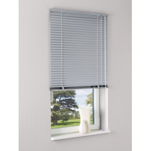 Silberne Aluminium Jalousie Burgos, 100x160 cm, am Fenster mit Blick ins Grüne.