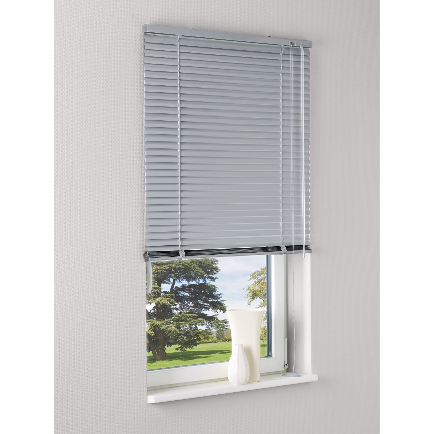 Silberne Aluminium Jalousie Burgos, 100x160 cm, am Fenster mit Blick ins Grüne.