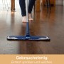 Bona Reiniger für geölte Böden im Einsatz mit Wischmopp auf Holzboden.