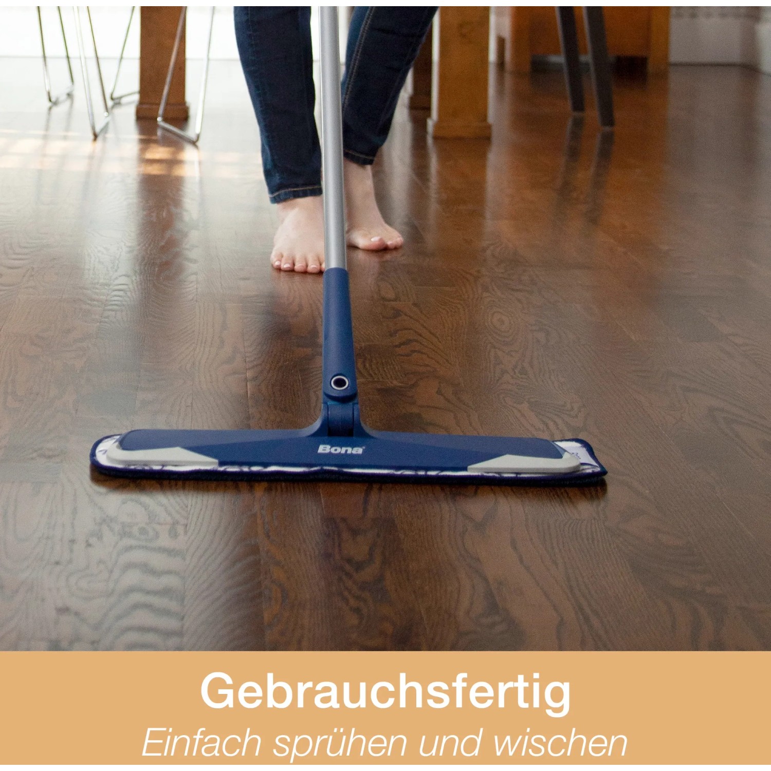 Bona Reiniger für geölte Böden im Einsatz mit Wischmopp auf Holzboden.