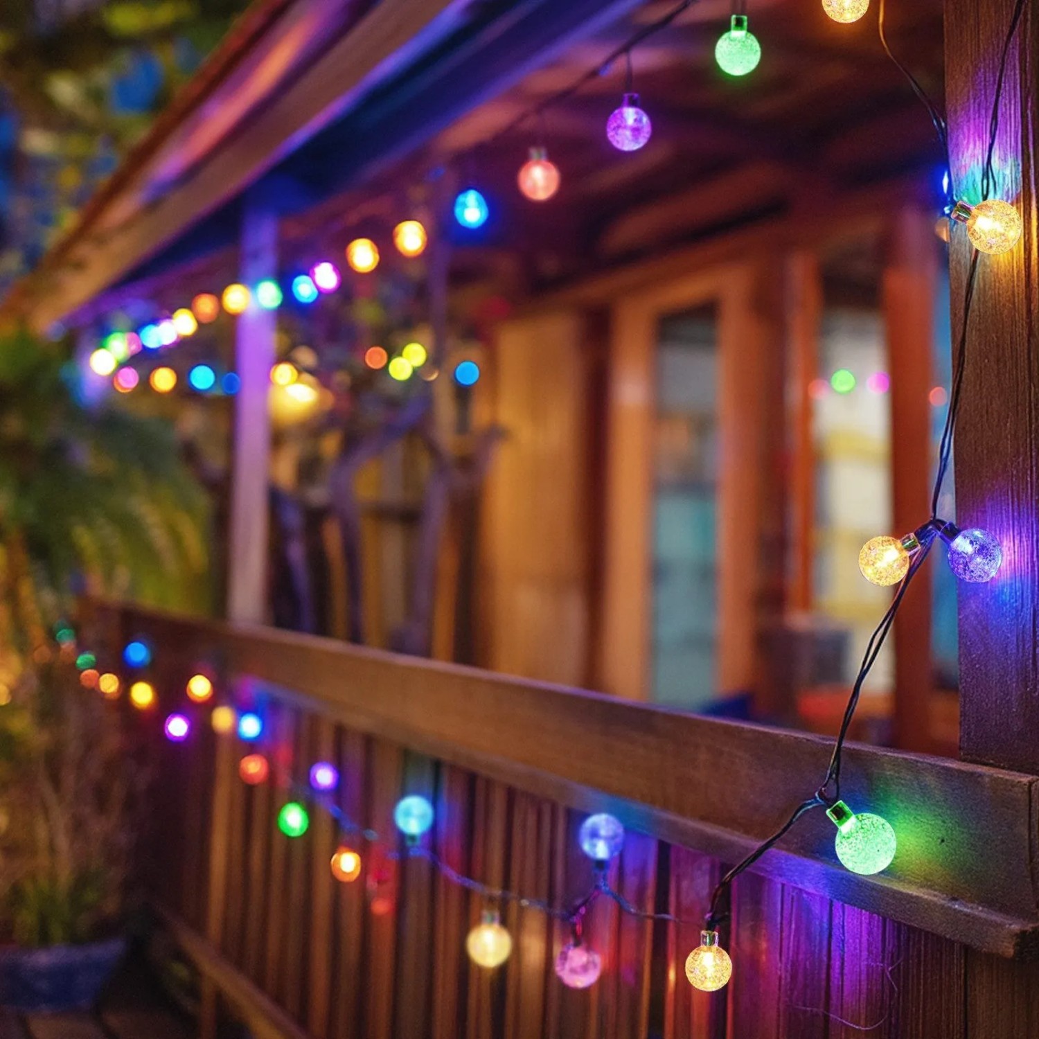 Bunte Salcar Solar LED Lichterkette mit 20 Kristalllampen als Weihnachtsbeleuchtung auf einer Veranda.