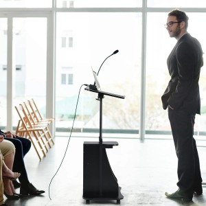 Schwarzer, mobiler Costway Stehpult/Stehtisch auf Rollen für das Heimbüro.