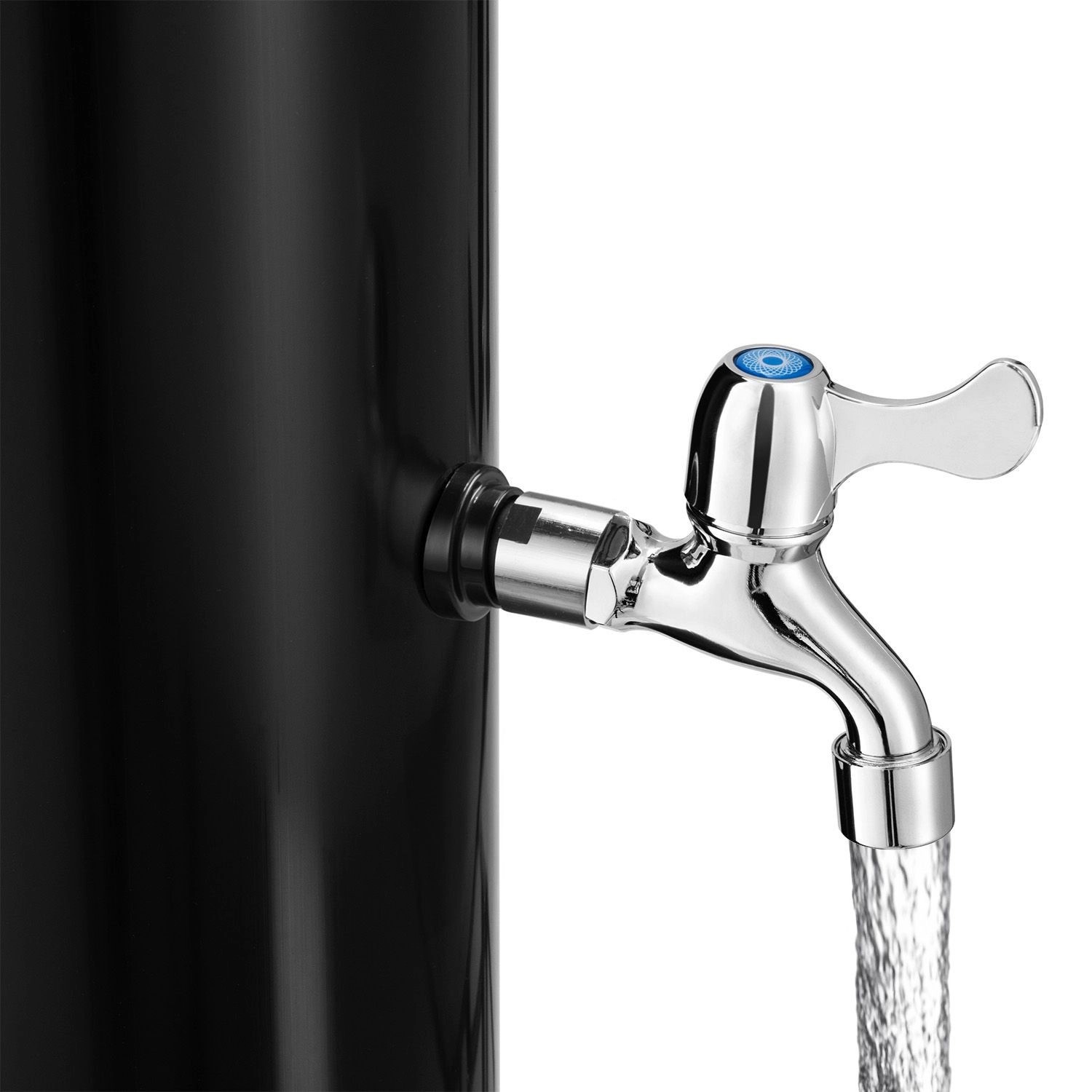 Detailaufnahme: Juskys Solardusche Victoria, schwarzer Korpus, verchromter Wasserhahn mit laufendem Wasser.