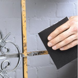 Hand schleift Metallgitter mit LUX Metall-Schleifpapier K60. Schleifmittel für mittlere Arbeiten.