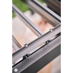 Detailaufnahme der Biohort Pergola in Dunkelgrau-Weiß, Terrassenüberdachung mit Lamellen.