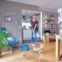Leifheit Reinigungs-Set Disc Mop Ergo mit Eimer und Power Cleaner in Türkis im Einsatz.