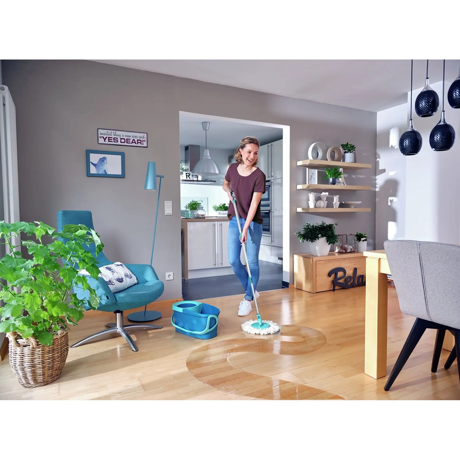 Leifheit Reinigungs-Set Disc Mop Ergo mit Eimer und Power Cleaner in Türkis im Einsatz.