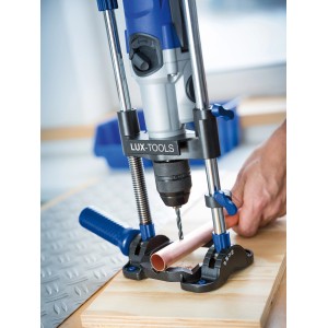 LUX Mobiler Bohrständer Comfort beim Bohren eines Rohrs, für präzise stationäre Bohrungen.