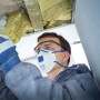 Mann mit LUX FFP2 Ventilmaske beim Dämmen. Atemschutz für Handwerker.