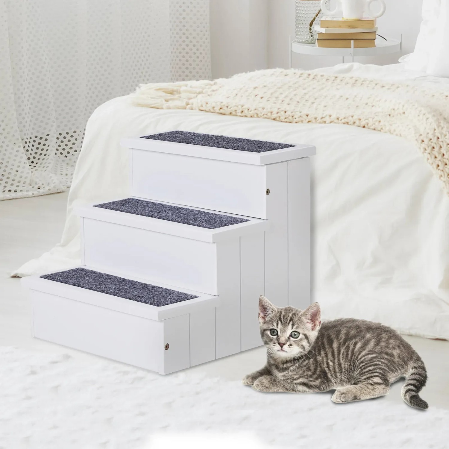 Weiße PawHut Hundetreppe mit 3 Stufen und Stauraum, davor eine liegende Katze.