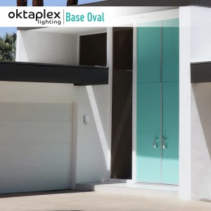 Oktaplex LED Ovalleuchte Base, 9W, neutralweiß, als Kellerlampe in Schwarz an Hauswand.