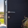 Detailaufnahme: Hellgraues Gerätehaus Classico 3930 mit Türgriff und Schloss.
