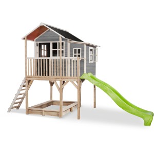 Graues EXIT Loft 750 Holzspielhaus mit Rutsche, Sandkasten und Leiter.