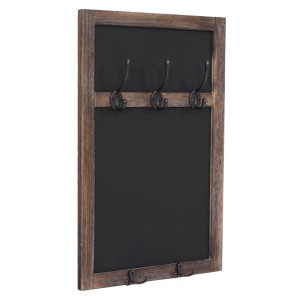 Braune Shabby-Wandgarderobe mit Holzrahmen, zwei Kreidetafeln und fünf schwarzen Haken.