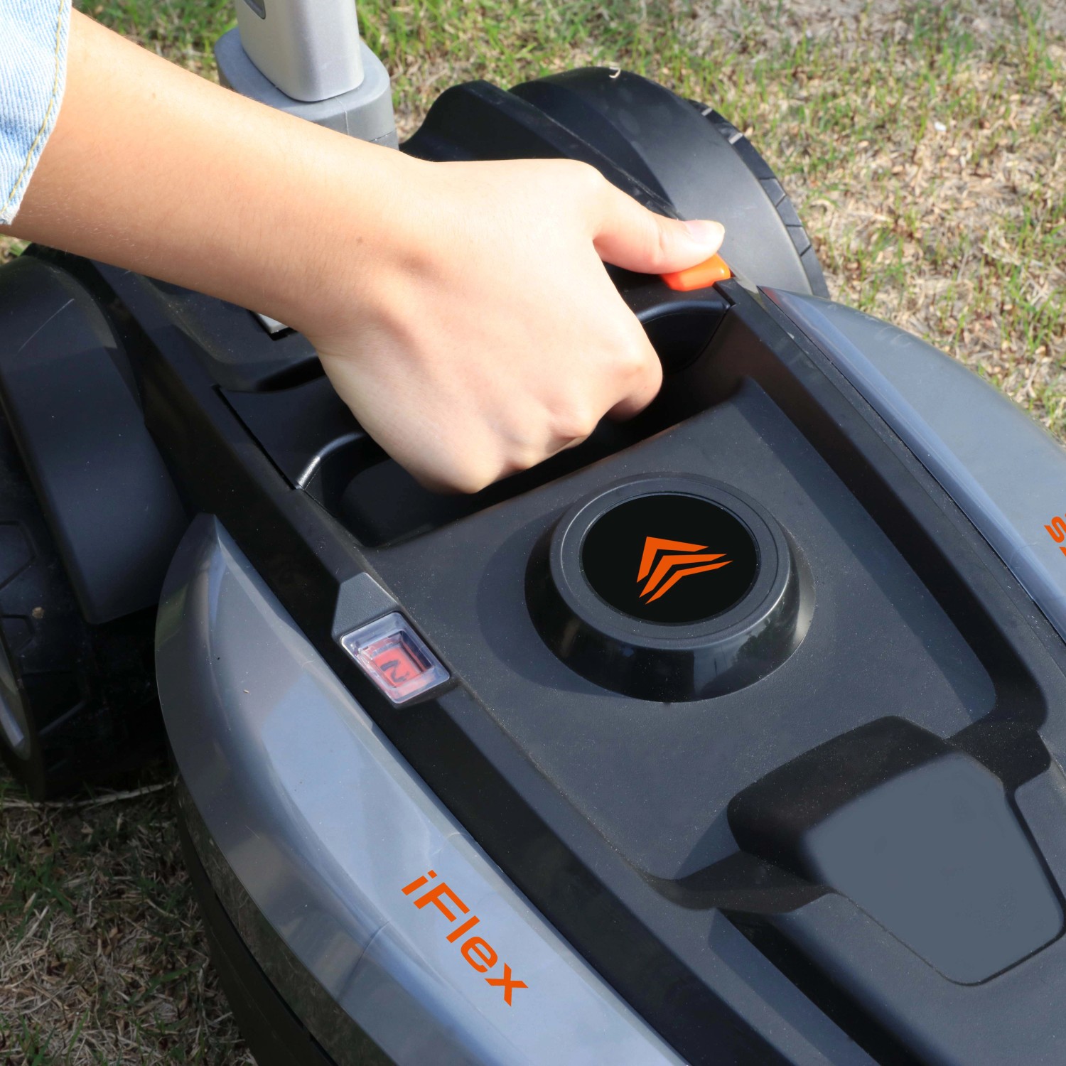 Yard Force iFlex Akku-Handmäher: Detailaufnahme der Bedienung am Rasenmäher.