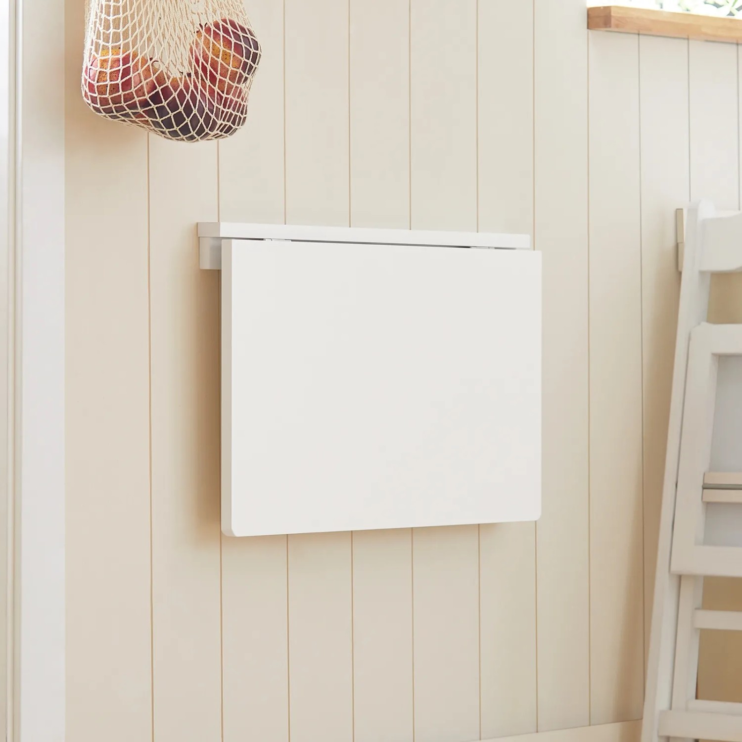 Eingeklappter, weißer Wandklapptisch von SoBuy, ideal als Küchentisch oder Kindermöbel.
