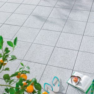 Verlegte, wassergestrahlte Terrassenplatten Mailand in Weiß-Schwarz, 40x40 cm. Dekorative Flächengestaltung.