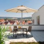 Schneider Marktschirm, Ø 350 cm, Natur, mit Kurbel, über einer Sitzgruppe auf einer Terrasse.