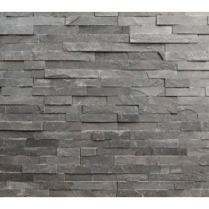 Wand aus schwarzen Schiefer Verblendern (15x60 cm) für Innenräume.