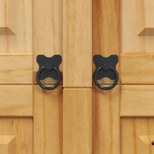 Detailaufnahme: Kiefernholz Kleiderschrank im Mexiko-Stil mit schwarzen Metallgriffen.