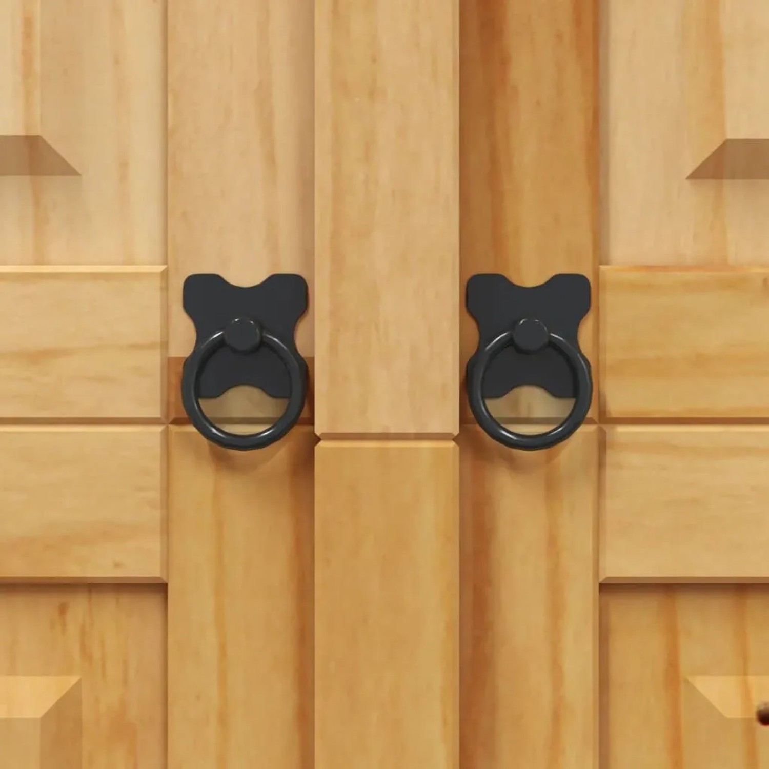 Detailaufnahme: Kiefernholz Kleiderschrank im Mexiko-Stil mit schwarzen Metallgriffen.