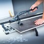 LUX Fliesenschneider FSM-1000 Professional beim Fliesenzuschnitt.