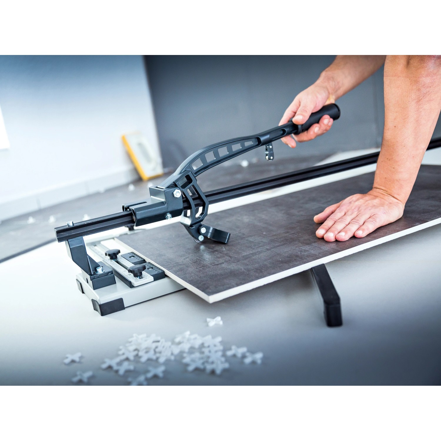 LUX Fliesenschneider FSM-1000 Professional beim Fliesenzuschnitt.