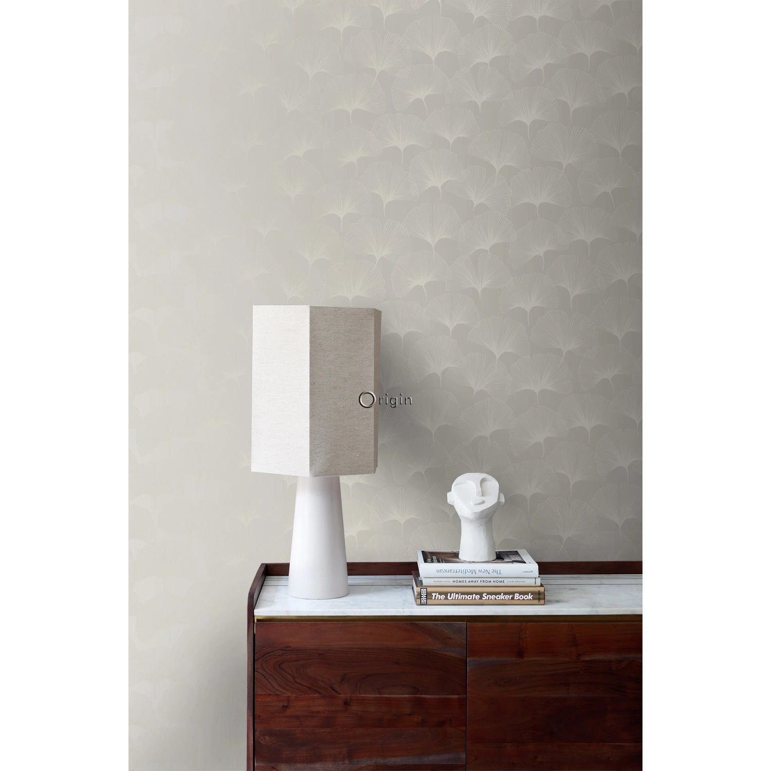 Warmgraue Origin Tapete mit Ginkgoblätter-Muster für stilvolle Wände.