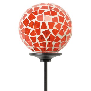 Gartenstecker mit orangefarbener Mosaik-Kugel (75 cm) als Gartendekoration.