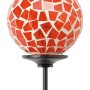 Gartenstecker mit orangefarbener Mosaik-Kugel (75 cm) als Gartendekoration.