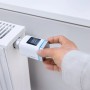 Bosch Smart Home Heizkörperthermostat II wird an Heizung montiert.