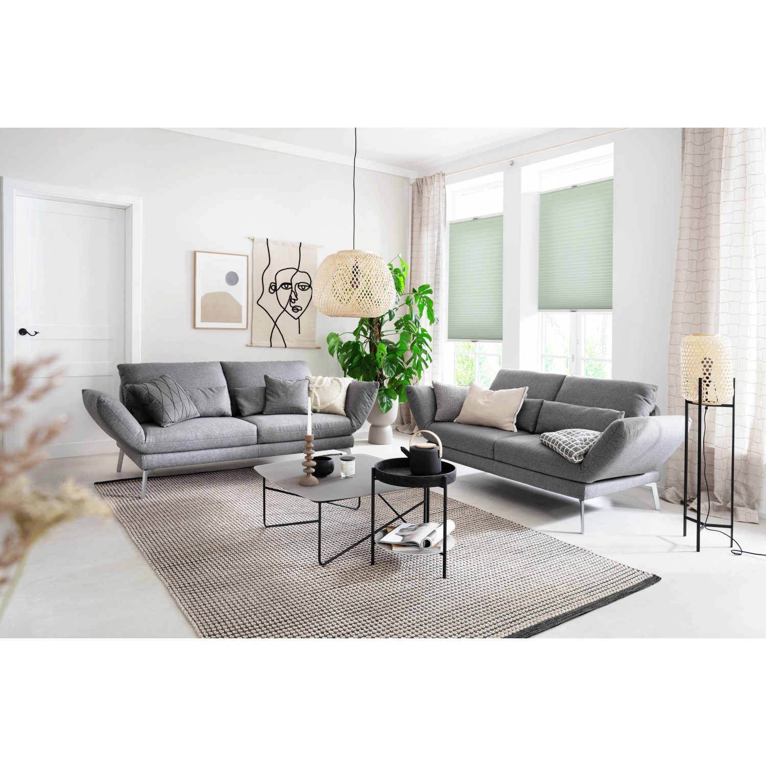 Grünes Schöner Wohnen Plissee Milla, 80x220 cm, vor Fenster montiert.