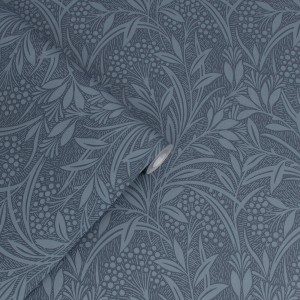 Laura Ashley Vliestapete Barley Dusky Seaspray mit floralem Muster in blau-grau.