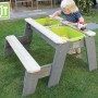 EXIT Aksent Sand-, Wasser- und Picknicktisch mit Bank im Garten, Kind spielt mit Sand.