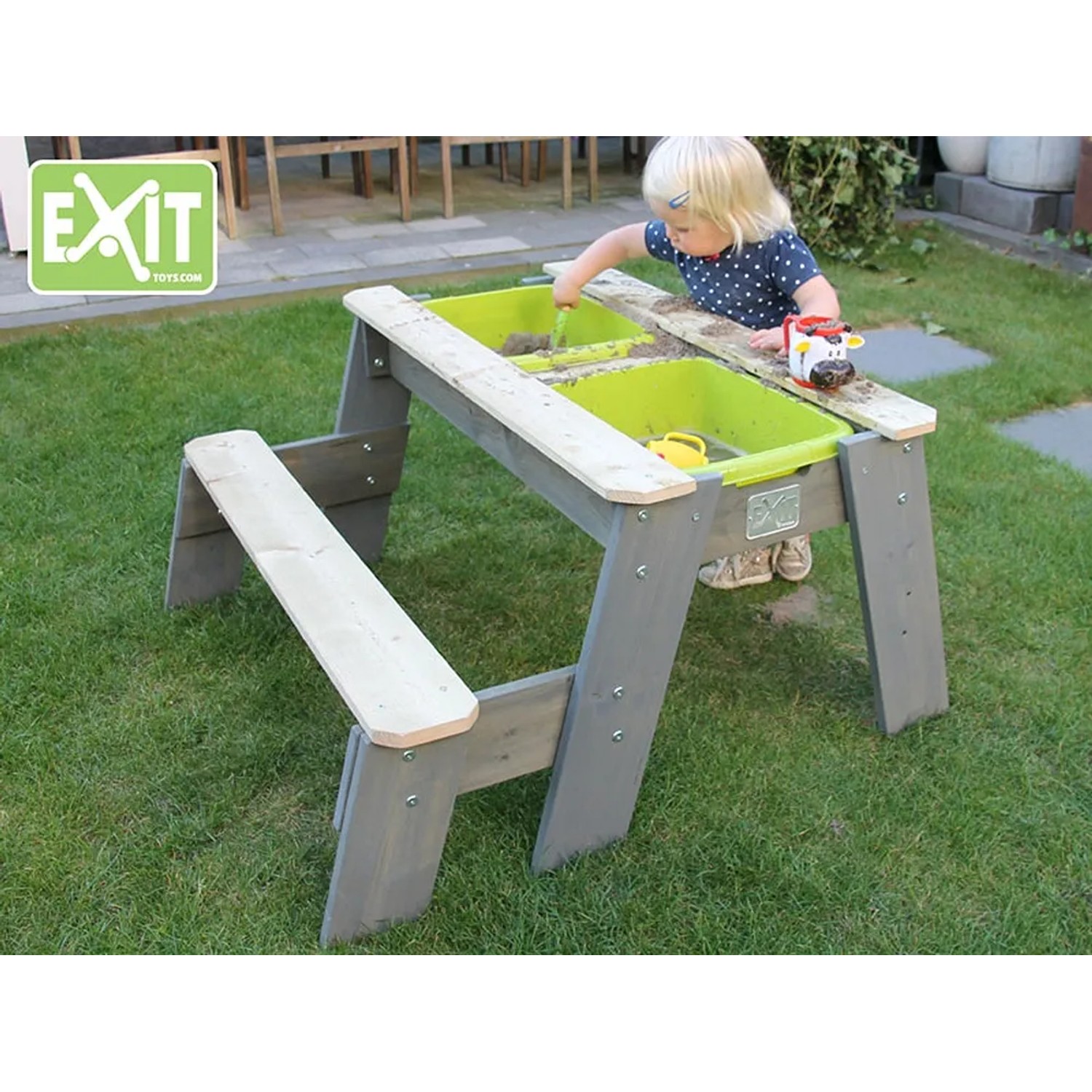 EXIT Aksent Sand-, Wasser- und Picknicktisch mit Bank im Garten, Kind spielt mit Sand.