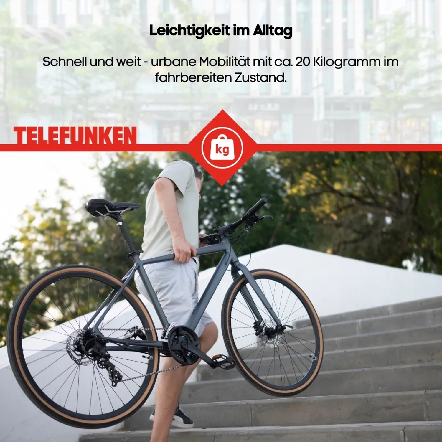 TELEFUNKEN UH210 E-Bike in Seidengrau, getragen eine Treppe hoch. Alltagstaugliches 28-Zoll Pedelec.