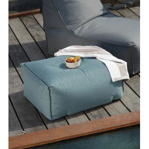 Himmelblauer mokebo Outdoor Pouf als Sitzhocker oder Fußhocker für Balkon und Garten.
