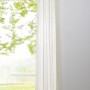 Blickdichter, ecrufarbener Schlaufenschal (300x135 cm) von mydeco vor Fenster.
