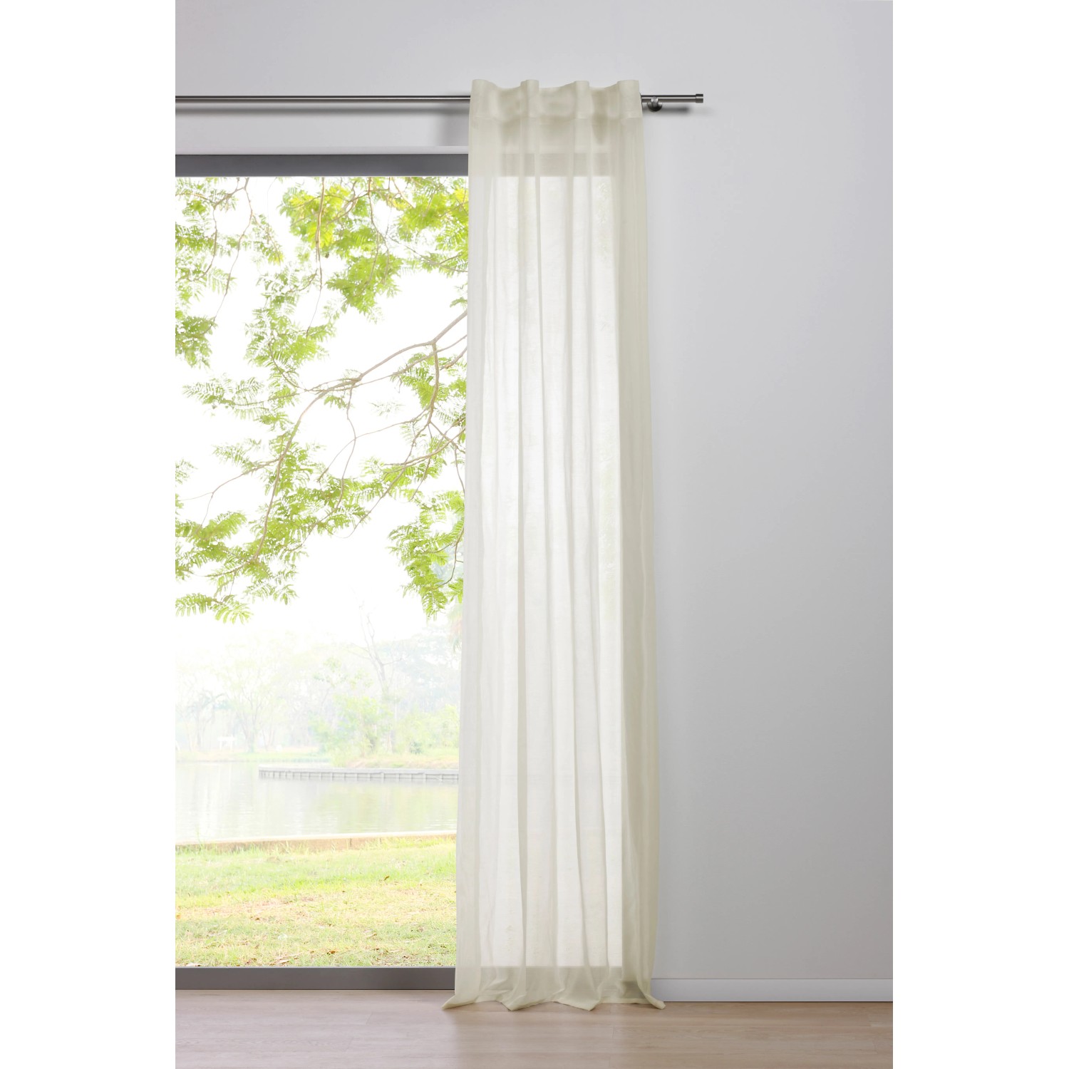 Blickdichter, ecrufarbener Schlaufenschal (300x135 cm) von mydeco vor Fenster.