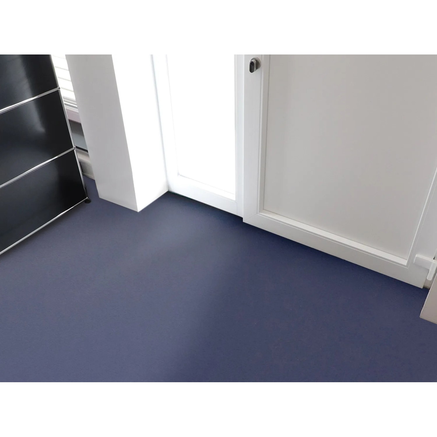 Blauer PVC-Bodenbelag Primaflor Expotop im Raum verlegt.
