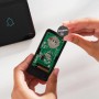 Energizer CR2025 Lithium Knopfzelle wird in eine Fernbedienung eingesetzt.