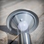 Detailaufnahme der Lindby LED Solarleuchte Jolin aus Edelstahl, Alu. Solar-Deko für Garten und Terrasse.